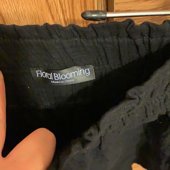 ⭐️FREE/$25 purchase⭐️ Black linen shorts - Picture 2 of 3